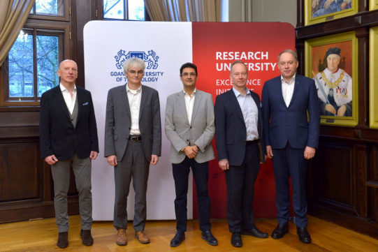 Członkowie ISEB w Sali Senatu. Od lewej: Sławomir Smoleń, Marc Zolver, Francisco José Mora Más, Mika Hannula, Eugenijus Valatka (brakuje Roberto Zanino, który dołączył wieczorem 2 grudnia). Fot. Krzysztof Krzempek / Politechnika Gdańska