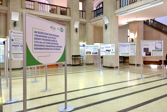 Wystawa w holu przed biblioteką