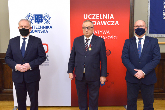 Na zdjęciu Dariusz Drelich, wojewoda pomorski, prof. Kazimierz Orłowski nagrodzony Złotym Krzyżem Zasługi oraz prof. Krzysztof Wilde, rektor PG. Fot. Krzysztof Krzempek/PG