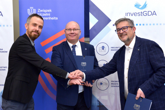 Na zdj. od lewej: Maciej Cieślik, wiceprezes zarządu InvestGDA, prof. Krzysztof Wilde, rektor PG i przewodniczący FarU, Marek Ossowski, prezes InvestGDA