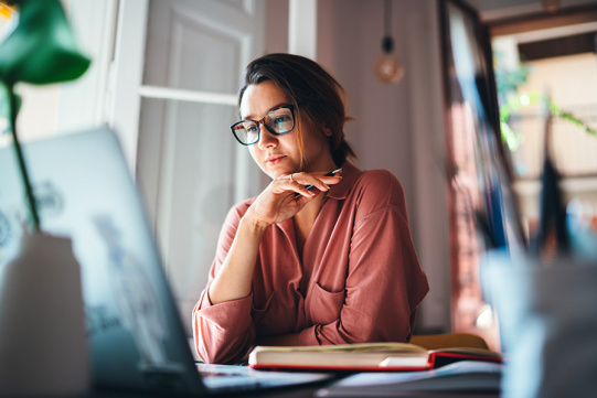 Studentka przy komputerze w domu 