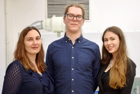 Od lewej dr hab. inż. Anna Zielińska-Jurek, prof. PG, mgr inż. Szymon Dudziak oraz mgr inż. Marta Kowalkińska. 