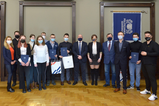 Laureaci Nagrody Santander Universidades z prof. Krzysztofem Wilde, rektorem PG, prof. Markiem Dzidą, prorektorem PG oraz Mariolą Piskorską z Santander Bank Polska