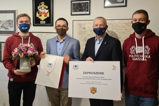 Wręczenie zaproszenia dyrektorowi III LO w Gdyni 