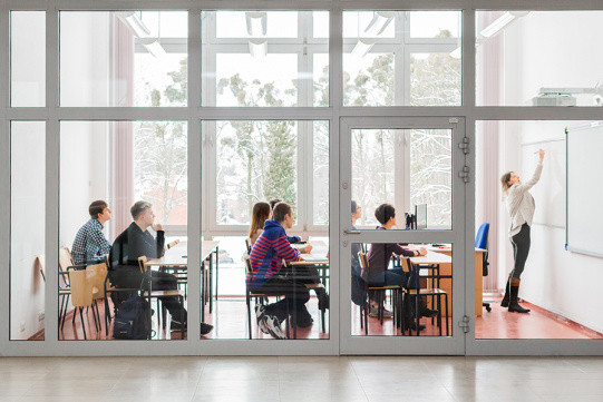 Widok na salę wykładową z uczącymi się studentami 
