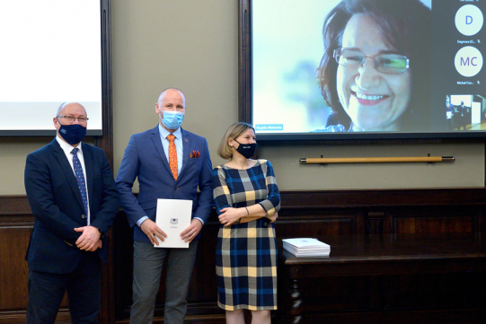 Na zdj. prof. Krzysztof Wilde, rektor PG,  dr inż. Marcin Dampc, dr hab. Joanna Mytnik, prof. PG, dyrektor Centrum Nowoczesnej Edukacji PG, na ekranie prof. Brygida Mielewska, prodziekan ds. kształcenia na WFTiMS PG