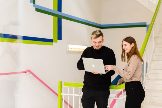 Na zdjęciu widać dwójkę studentów. 