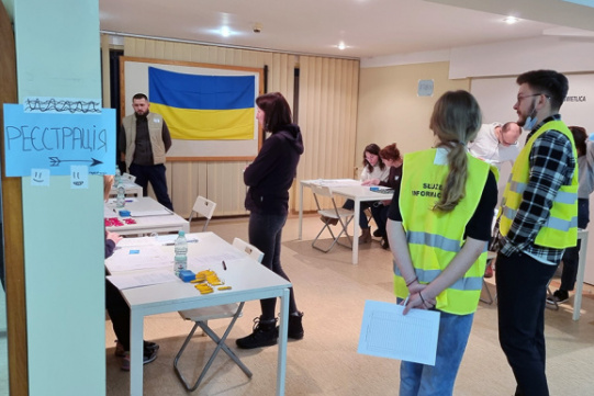 Na zdjęciu widać punkt rejestracyjny dla uchodźców w Domu Studenckim PG