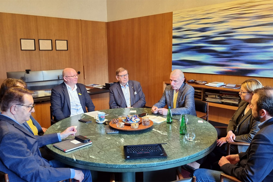 Rektor wraz gośćmi spotkania w gabinecie rektora przy okrągłym stole