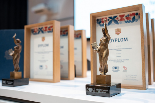 Alegoria nauki na tle dyplomów 