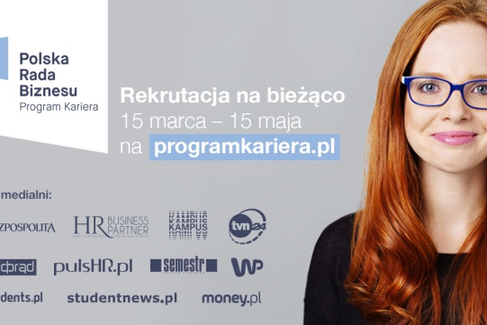 Na zdjęciupo prawej stronie znajduje się dziewczyna z długimi rudymi włosami w okularach. Po lewej stronie są informacje o programie.