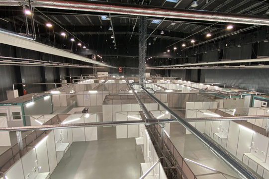 Hala AMBEREXPO w trakcie przygotowań do uruchomienia szpitala tymczasowego. Fot. Rafał Janowicz