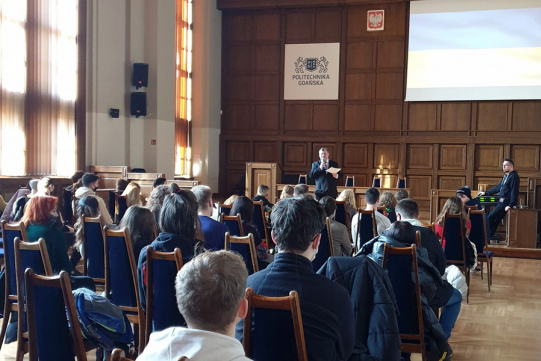 Studenci PG pochodzący z Ukrainy w auli PG podczas spotkania z przedstawicielami uczelni