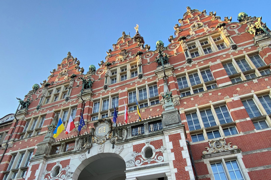 Flagi ukraińskie nad wejściem głównym 