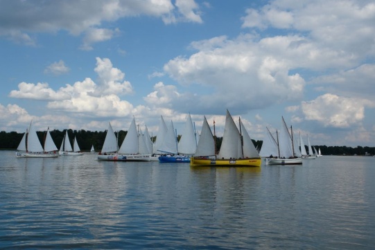 Zdjęcie żaglówek na jeziorze