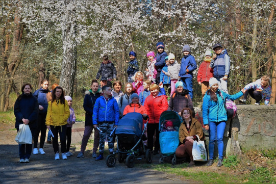 Na zdjęciu widać grupę osób w parku