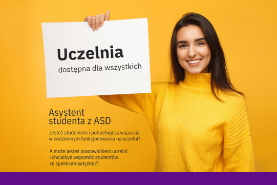 Zdjęcie uśmiechniętej studentki w żółtym swetrze na żółtym tle. Dziewczyna trzyma białą kartkę z czarnym napisem "Uczelnia dostępna dla wszystkich"