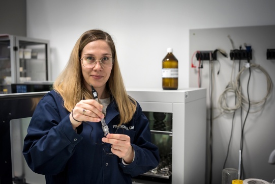 Natalia Wójcik trzymająca probówkę 