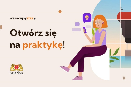 Na zdjęciu na jasnym tle znajduje się siedząca na murku kobieta oraz informacja o stażu.