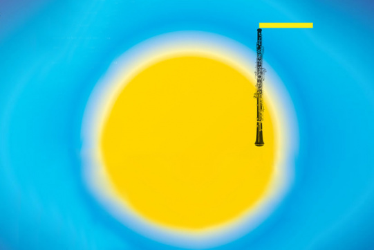 Żółte słońce na tle niebieskiego nieba 