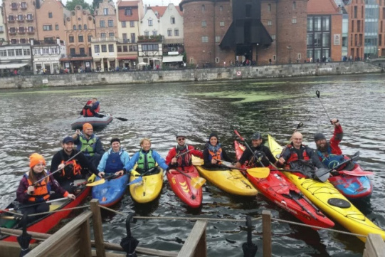 Grupa kajakarzy na Motławie 