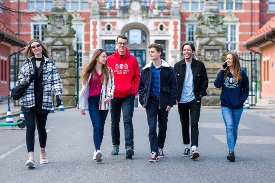 Grupa uśmiechniętych studentów