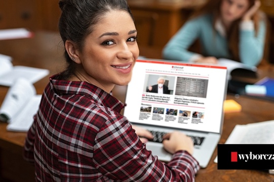 Na zdjęciu znajduje się dziewczyna z Gazetą Wyborczą w ręku.