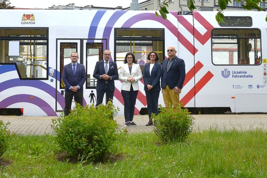 Na zdj. od lewej: prof. Michał Markuszewski, prorektor GUMed, prof. Piotr Stepnowski, rektor UG, Aleksandra Dulkiewicz, prezydent Gdańska, prof. Adriana Zaleska-Medynska, dyrektor Związku Uczelni Fahrenheita, prof. Dariusz Mikielewicz, prorektor PG. W tle tramwaj Uczelni Fahrenheita. Fot. Krzysztof Krzempek / Politechnika Gdańska