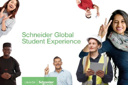 Na zdjęciu znajduje się pięcioro studentów oraz informacja o programie.