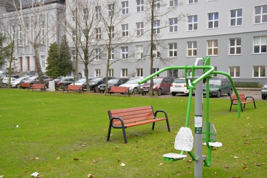 siłownia zewnętrzna wraz z ławką