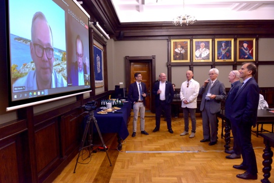 Powitanie członków ISEB w Sali Senatu. Od lewej: na ekranie prof. Mika Hannula i Prof. Eugenijus Valatka; w sali prof. Francisco Mora Mas, Rektor Krzysztof Wilde, prof. Sławomir Smoleń, Marc Zolver, Prorektor Janusz Nieznański i prof. Roberto Zanino. Fot. Krzysztof Krzempek / Politechnika Gdańska