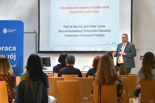 Prof. Piotr Lorens wygłosił wykład pt. „Urbanistyczne aspekty kształtowania przestrzeni publicznej”. Fot. Krzysztof Krzempek / Politechnika Gdańska