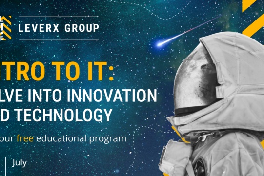 Na plakacie, po prawej stronie, na tle nieba, widoczny strój kosmonauty, po lewej stronie znajduje się krótka informacja o bezpłatnym programie edukacyjnym wraz z informacją, iż rozpoczyna się on w lipcu