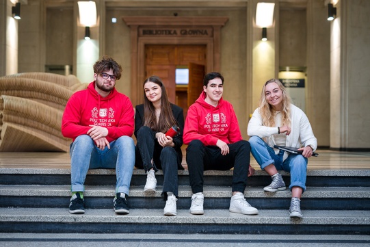 Grupa studentów siedząca na schodach