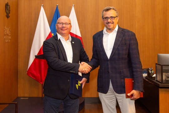 Na zdj. prof. Krzysztof Wilde, rektor PG (z lewej) oraz Paweł Lulewicz, prezes PGZ SW