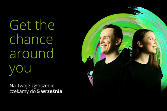 Na zdjęciu, z prawej strony, widoczni są uśmiechnięci: młoda kobieta i młody mężczyzna; po lewej stronie widoczne sa informacje dottyczace Programu Abasador Deloitte