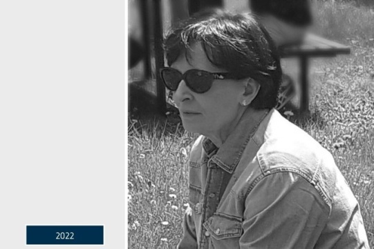 Kobieta w okularach przeciwsłonecznych, czarno-białe tło