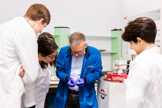 studenci w laboratorium