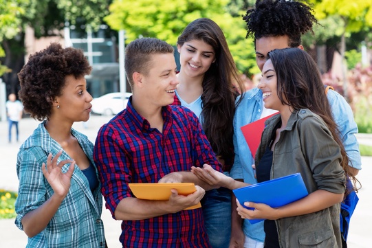 grupa uśmiechniętych studentów 