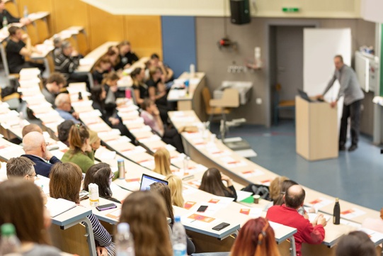 Studenci na auli wykładowej 