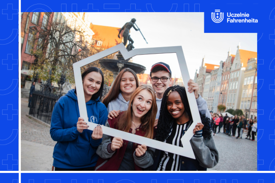 czterech młodych ludzi trzymających ramkę w kształcie Polski 