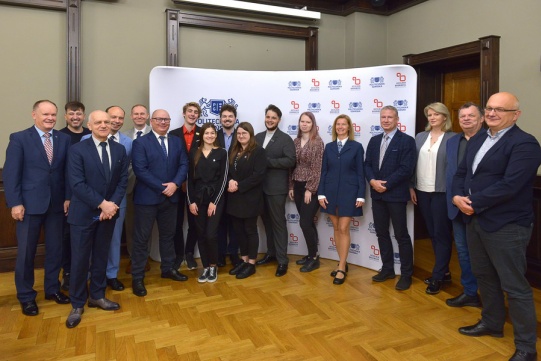 Zdjęcie grupowe ze studentami 