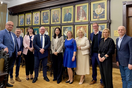Na zdjęciu od lewej: prof. Dariusz Mikielewicz, prorektor ds. rozwoju i organizacji, prof. Tomasz Klimczuk, przedstawiciel Rady Uczelni, dr Agnieszka Lendzion, zastępca dyrektora Centrum HR, prof. Krzysztof Wilde, rektor PG, dr Joanne Zhan, członek ACEEU, Agnieszka Cholewińska i Barbara Urbańska,Centrum Analiz Strategicznych, prof. Thorsten Kliewe, dr Sabina Ratajczak, członkowie ACCEU oraz prof. Janusz Nieznański, prorektor ds. umiędzynarodowienia i innowacji
