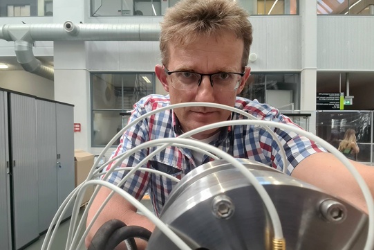 Prof Litwin pochylony nad łożyskiem 