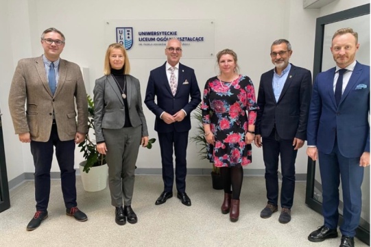 Sześć osób stojących w rzędzie 