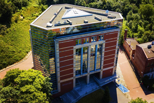 Otoczony zielenią budynek Wydziału Zarządzania i Ekonomii PG