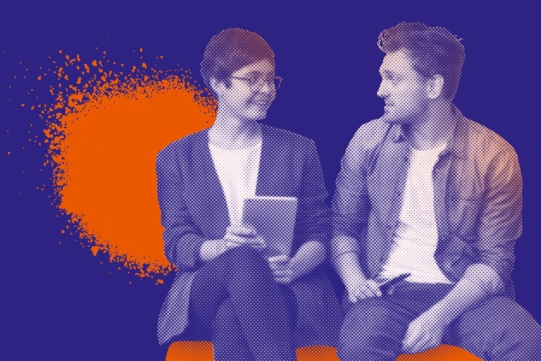 Grafika z fioletowych i pomarańczowych barwach. Dwoje młodych ludzi siedzi i rozmawia ze sobą.