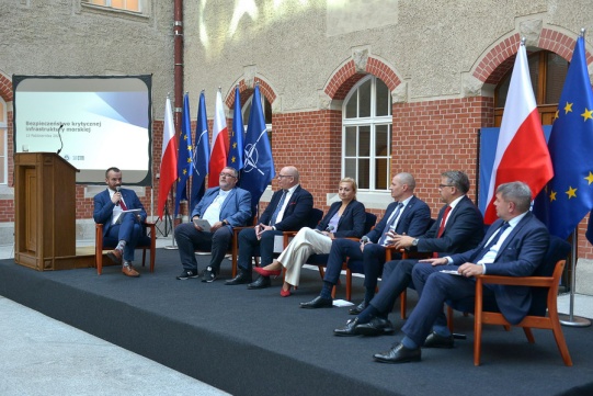 Od lewej: kmdr ppor. rez. Aleksander Gierkowski (WIMIO PG), prof. Krzysztof Wilde, rektor PG, Cezary Cierzan, dyrektor programu „Miecznik” (Polska Grupa Zbrojeniowa), Monika Kozakiewicz, prezeska Stoczni Remontowej „Nauta”, Paweł Lulewicz, prezes PGZ Stocznia Wojenna i Marcin Wiśniewski (OBR CTM). 