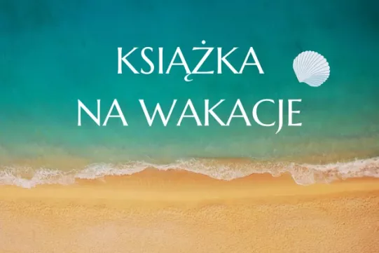 napis "Książka na wakacje" na tle szumiącego morza