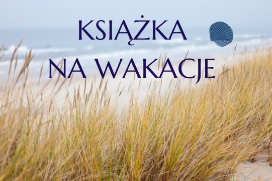 napis "Książka na wakacje" na tle wydm nad morzem